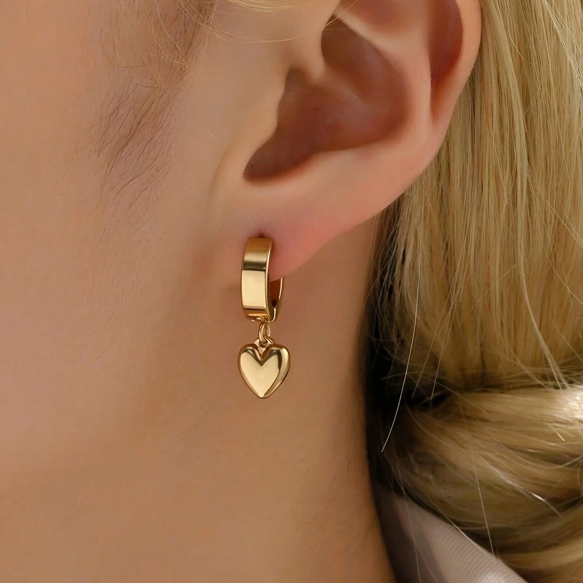 Elegant 18K Golden-Plated Stainless Steel Heart Dangle Earrings for Women – Simple & Chic Love Heart Jewelry, Perfect for Casual Attire & Valentine’s Day Gift