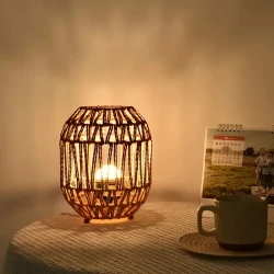 Rattan Table Lamp – Hand-Woven Small Desktop Light, Natural Decor Bedside Lamp, Farmhouse Style Bedside Lamp, Perfect for Bedroom, Living Room, Bohemian Style Room Decoration, Indoor Use