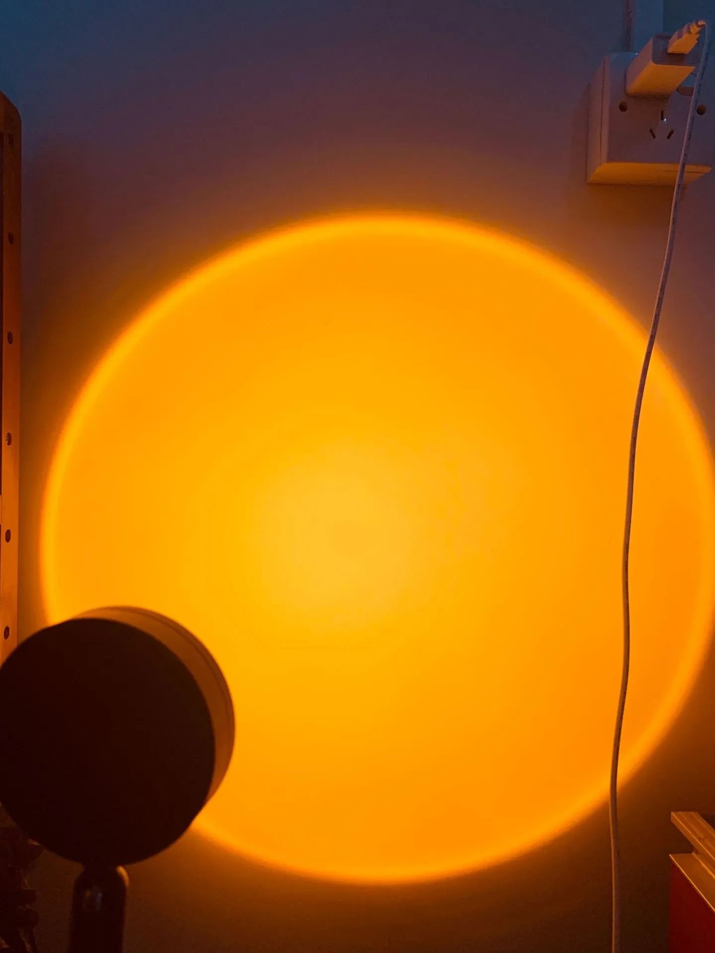 LED Sunset Lamp Projector – USB & Battery Powered, Romantic Rainbow Lighting for Bedroom, Living Room Decor and Photography, Rechargeable 2000mAh Polymer Battery