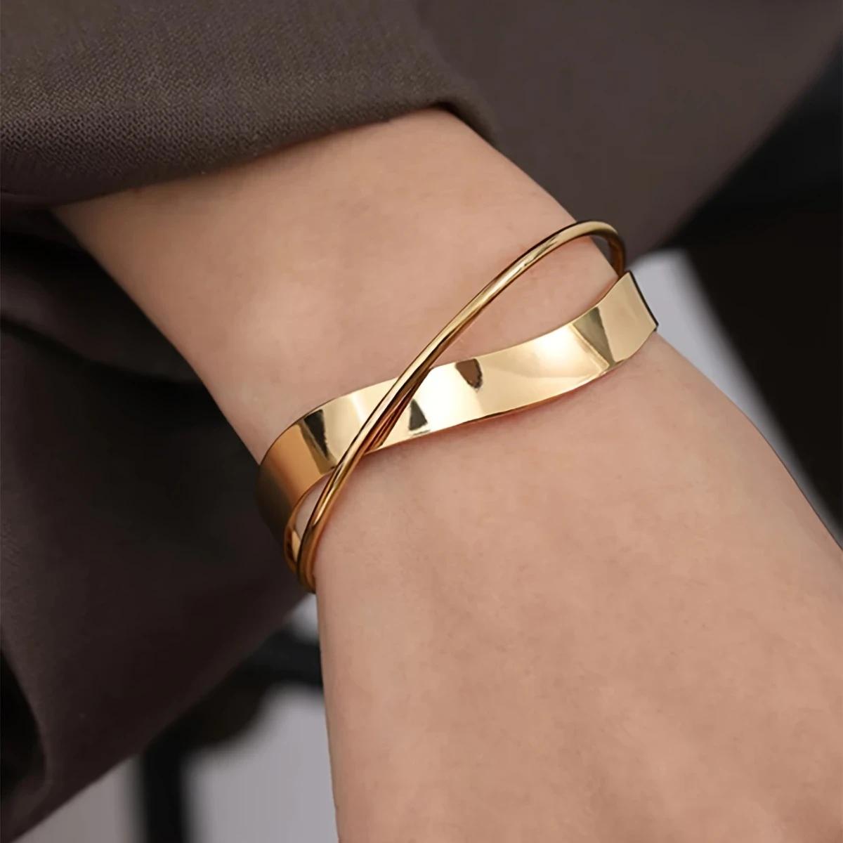Elegant Golden-Tone Alloy Crossover Bracelet with Smooth Irregular Lines – A Versatile Accessory for Casual or Formal Attire