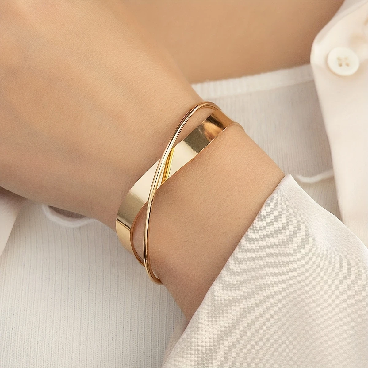 Elegant Golden-Tone Alloy Crossover Bracelet with Smooth Irregular Lines – A Versatile Accessory for Casual or Formal Attire