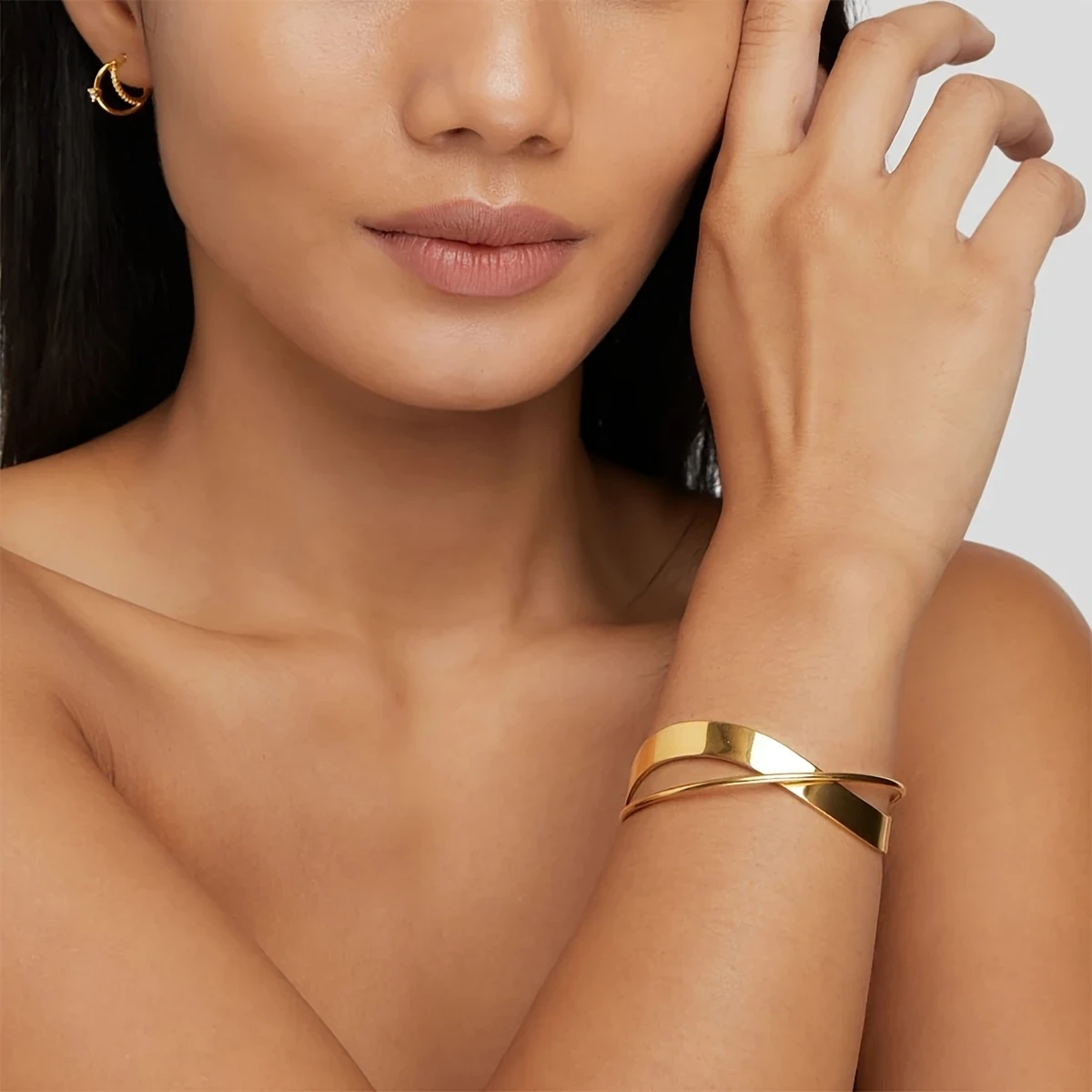 Elegant Golden-Tone Alloy Crossover Bracelet with Smooth Irregular Lines – A Versatile Accessory for Casual or Formal Attire