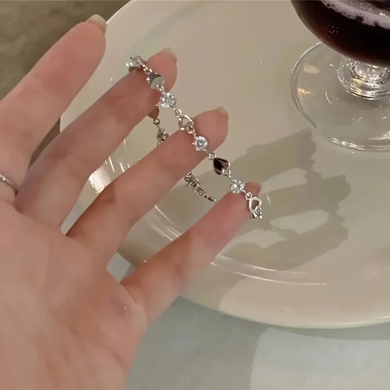Elegant Heart-Shaped Charm Bracelet for Women – Simple, Luxurious Design with Zinc Alloy, Perfect for Casual Attire & Gifting