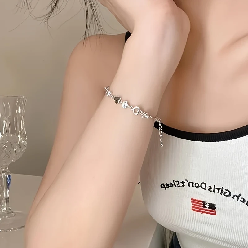 Elegant Heart-Shaped Charm Bracelet for Women – Simple, Luxurious Design with Zinc Alloy, Perfect for Casual Attire & Gifting