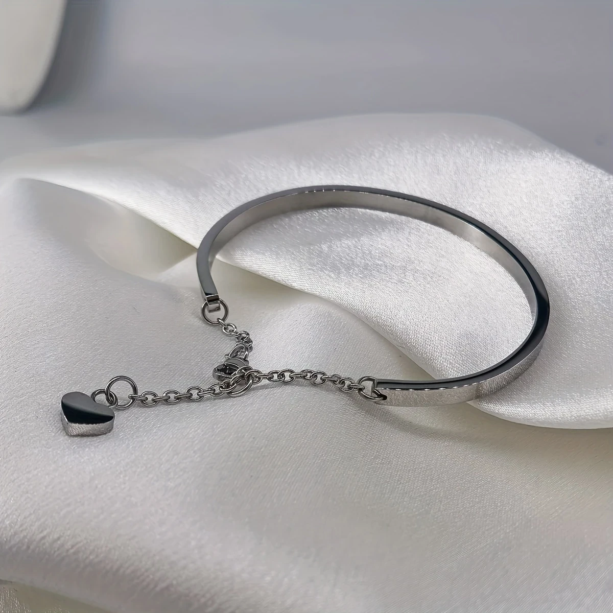 Golden-Plated Stainless Steel Heart Pendant Bracelet with Chain Extension – Unisex Fashion Accessory for Men and Women, Perfect for Couples or Casual Attire
