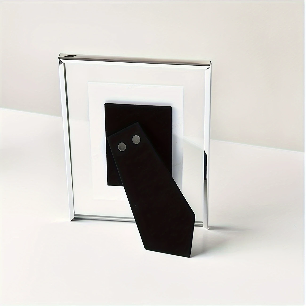 Classic and Simple Retro Style Metal Photo Frame – A Timeless Way to Display Your Memories