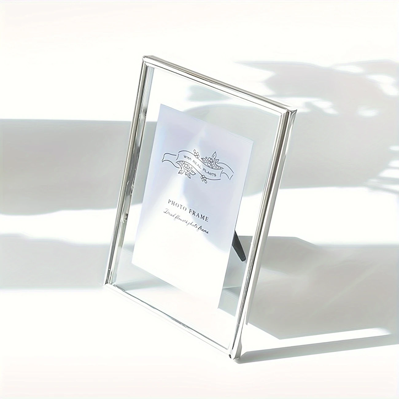 Classic and Simple Retro Style Metal Photo Frame – A Timeless Way to Display Your Memories