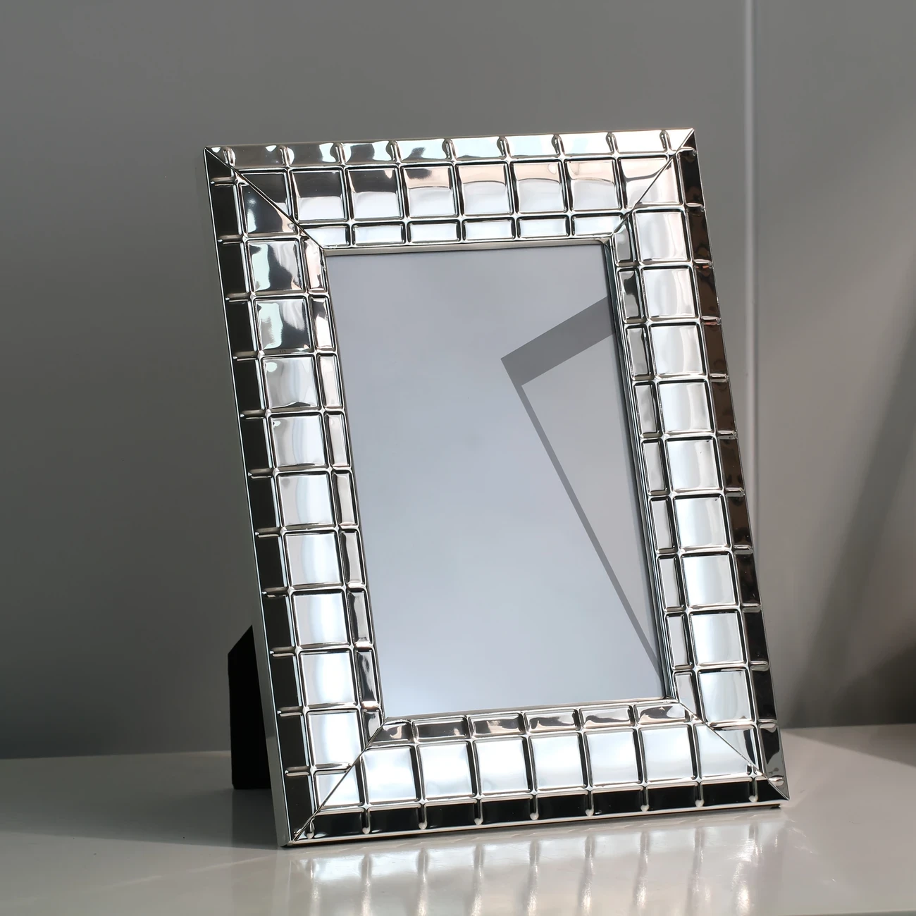 6-inch and 7-inch European-style High-end Exquisite Metal Iron Photo Frames with Stands – Silvery Framed Luxury Glass Photo Frame for Portraits & Landscapes, Perfect for Festival Gifts & Precious Photo Memories