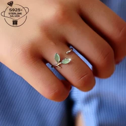 Elegant S925 Silver Women’s Wedding Band with Green Teardrop Design – Minimalist Open Ring for Daily Wear