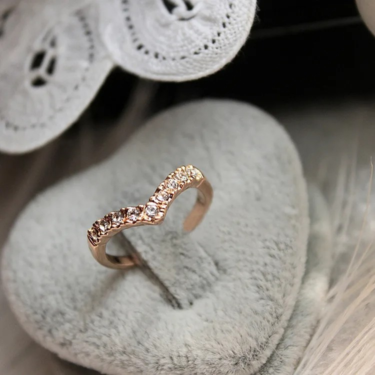Fashion Jewelry Ring V-type – Unique Inlaid Imitation Crystal Design