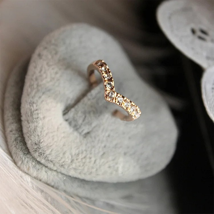 Fashion Jewelry Ring V-type – Unique Inlaid Imitation Crystal Design