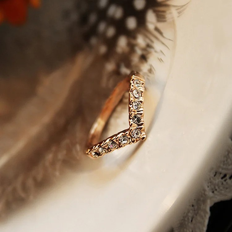 Fashion Jewelry Ring V-type – Unique Inlaid Imitation Crystal Design