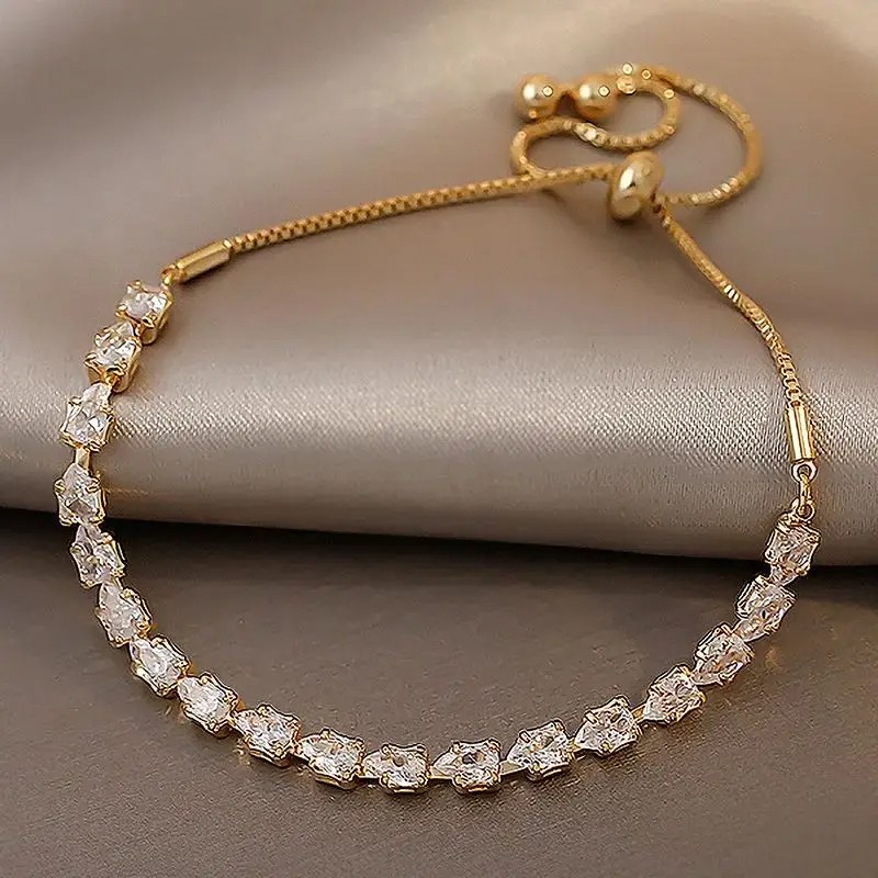 Luxury Adjustable Bracelet – A Stylish Geometric Square Rhinestone Wristband for Women