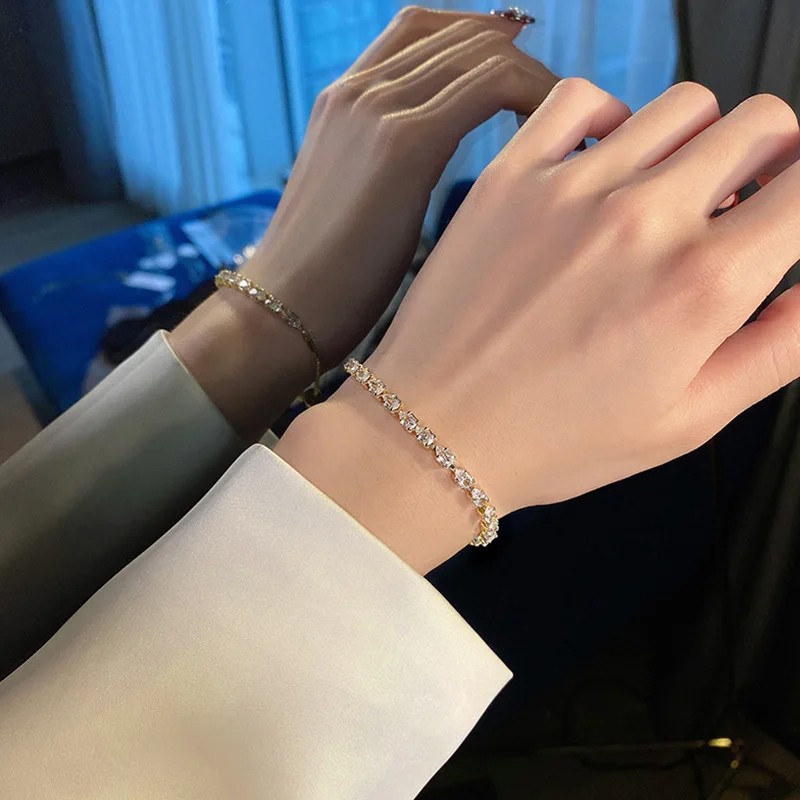 Luxury Adjustable Bracelet – A Stylish Geometric Square Rhinestone Wristband for Women