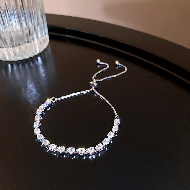 Luxury Adjustable Bracelet – A Stylish Geometric Square Rhinestone Wristband for Women