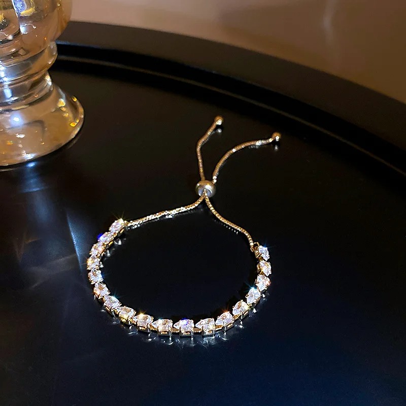 Luxury Adjustable Bracelet – A Stylish Geometric Square Rhinestone Wristband for Women