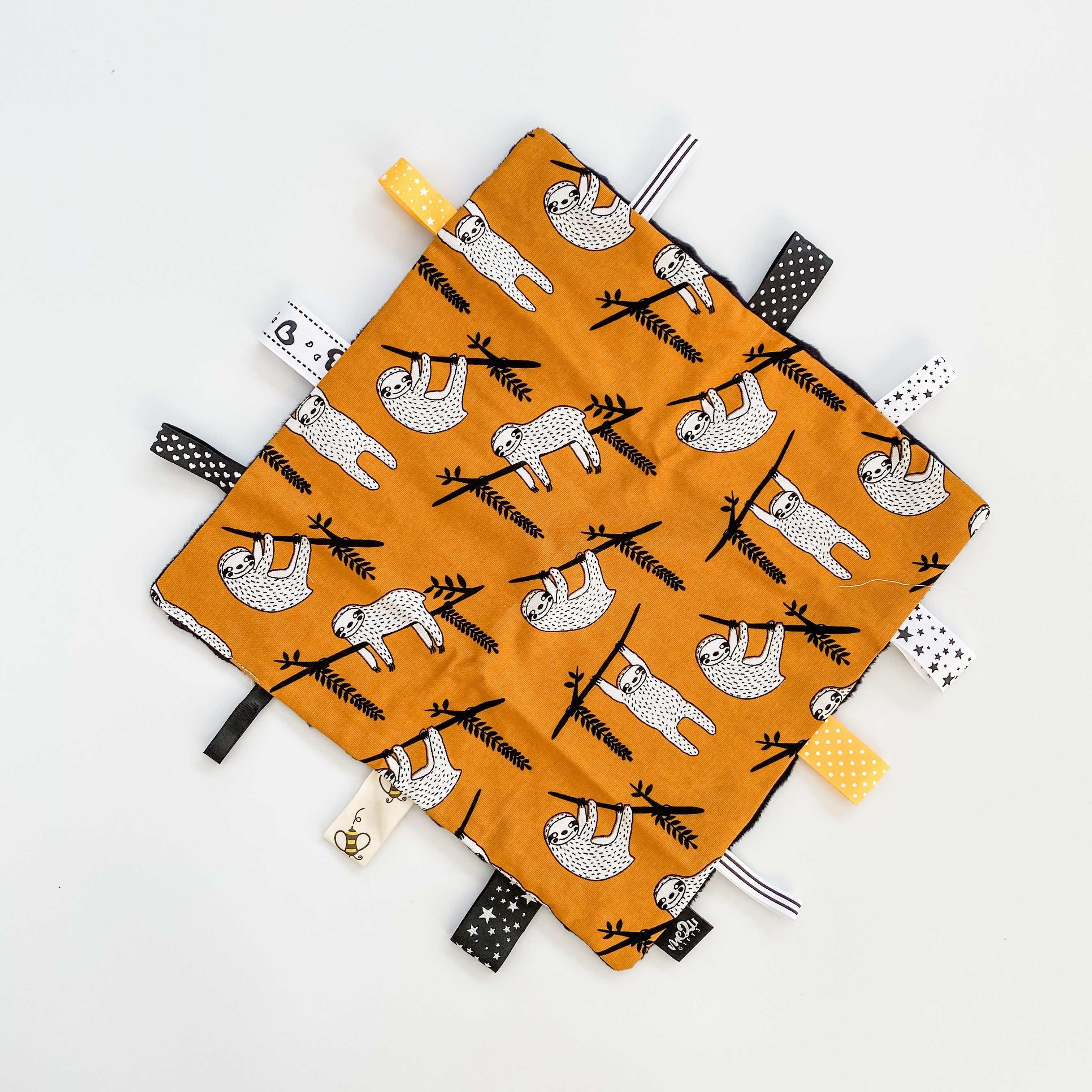 Manta Tag-Me-Blankie | Perezoso Mostaza | Hecho en Nueva Zelanda