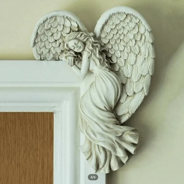 Decoración del marco de la puerta con forma de ángel