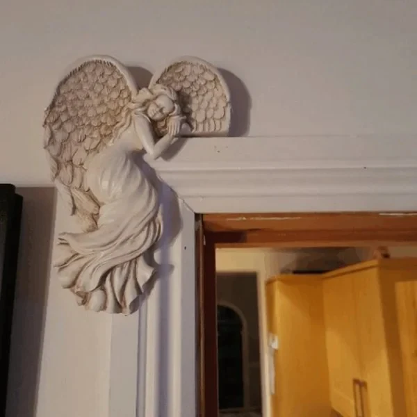 Decoración del marco de la puerta con forma de ángel