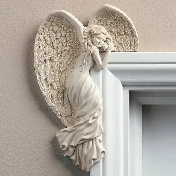 Decoración del marco de la puerta con forma de ángel