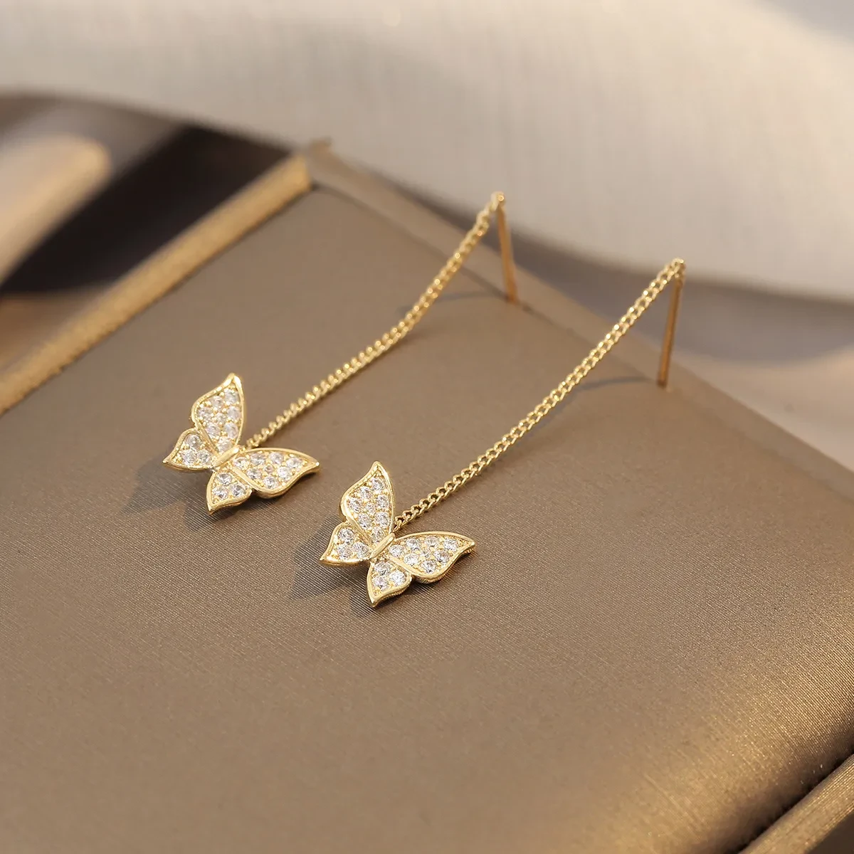 Pendientes de mariposa brillante