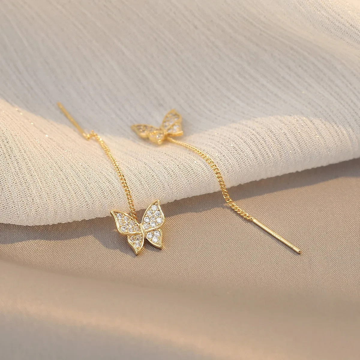 Pendientes de mariposa brillante