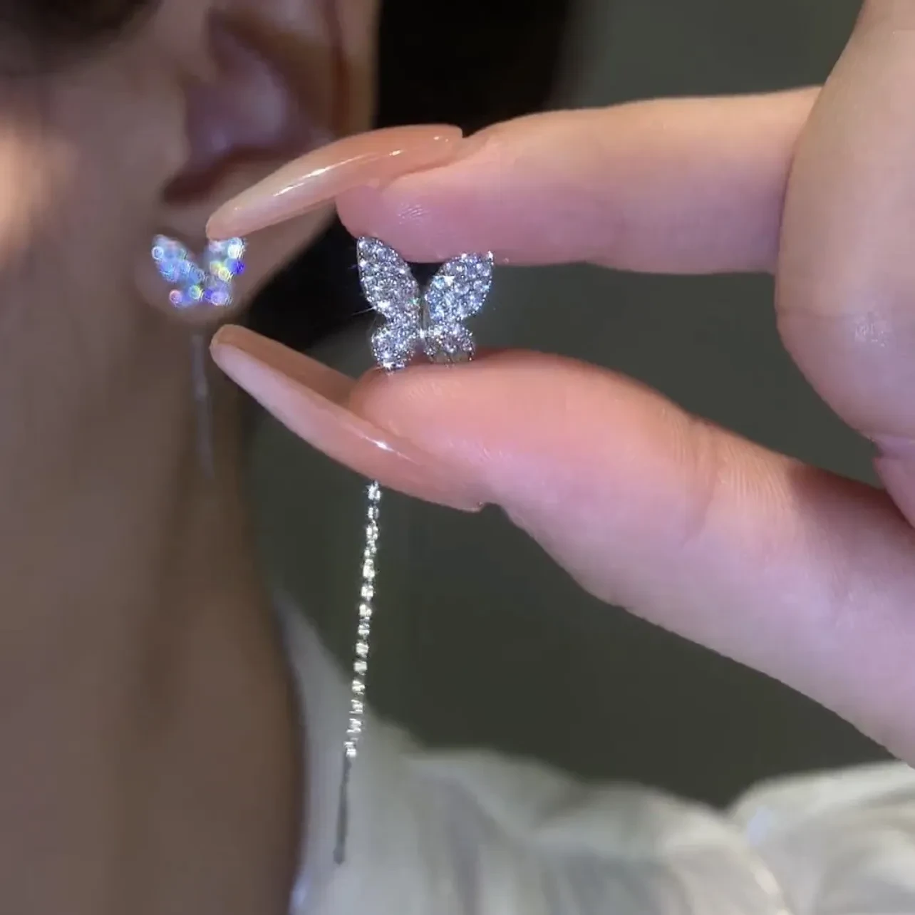 Pendientes de mariposa brillante