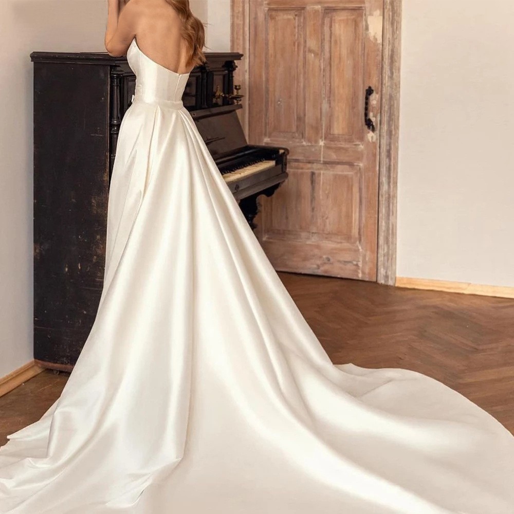 Elegancia satinada: Vestido de cintura alta sin espalda con diseño de cola bidireccional desmontable