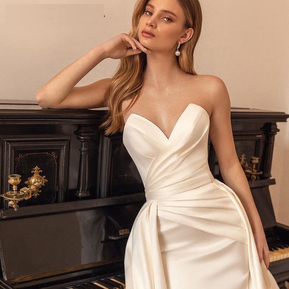 Elegancia satinada: Vestido de cintura alta sin espalda con diseño de cola bidireccional desmontable