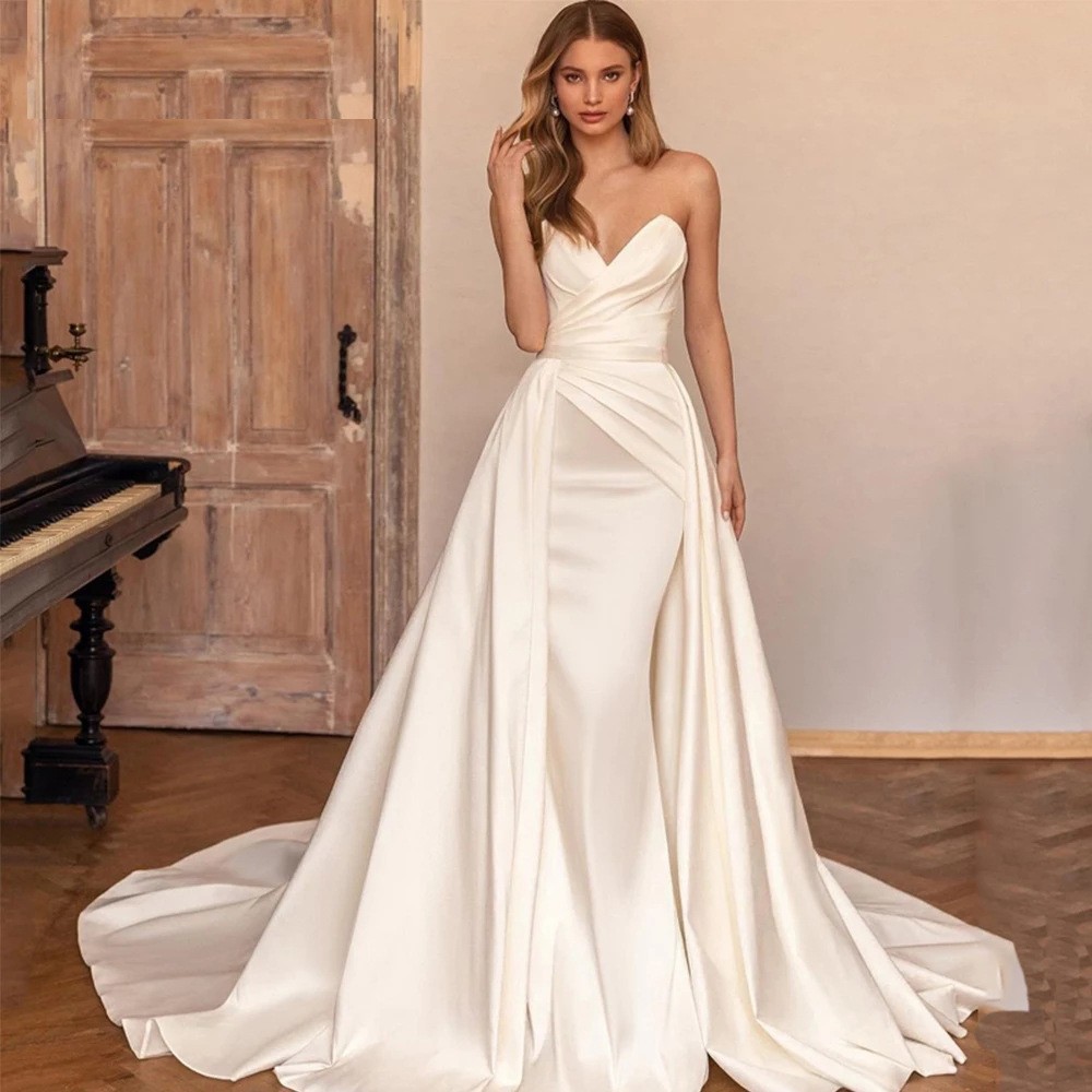 Elegancia satinada: Vestido de cintura alta sin espalda con diseño de cola bidireccional desmontable