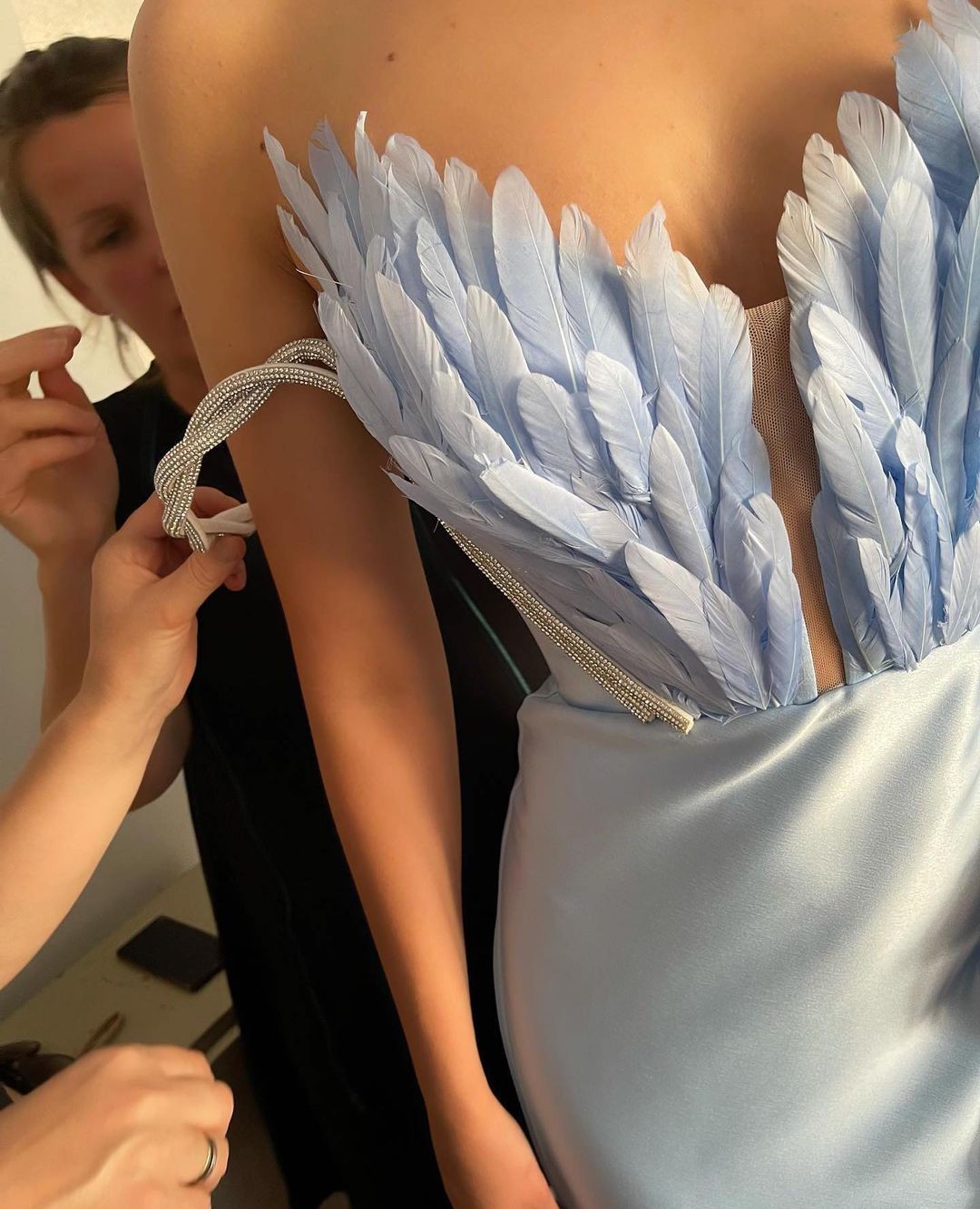 Elegancia emplumada: vestido largo hasta el suelo adornado con delicadas plumas