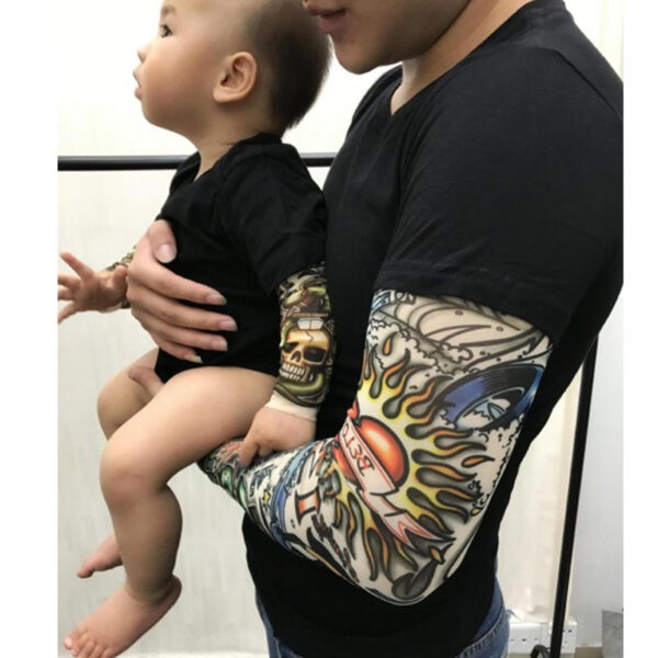 Mono de bebé con tatuaje