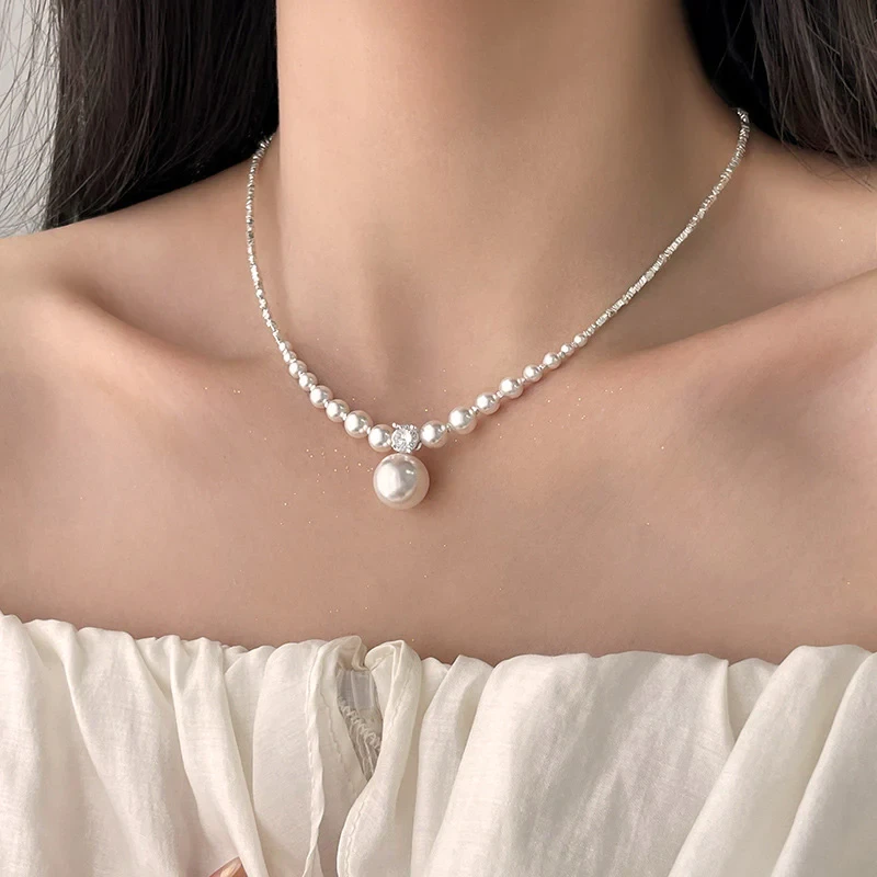 Conjunto de collar y pendientes de perlas