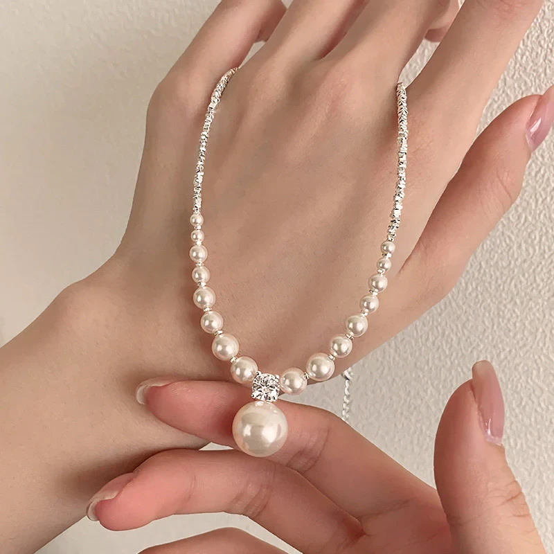 Conjunto de collar y pendientes de perlas