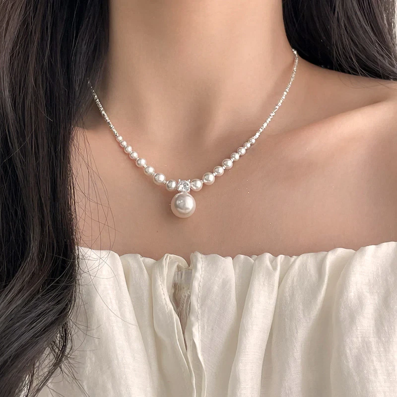 Conjunto de collar y pendientes de perlas