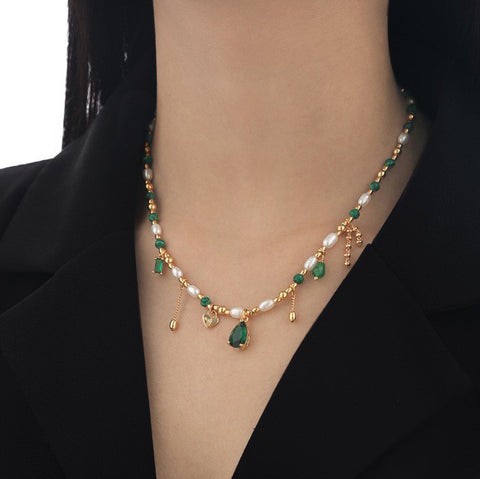 Collar vintage elegante con borlas de perla y esmeralda