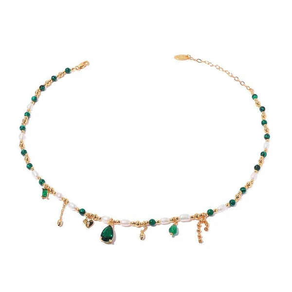 Collar vintage elegante con borlas de perla y esmeralda