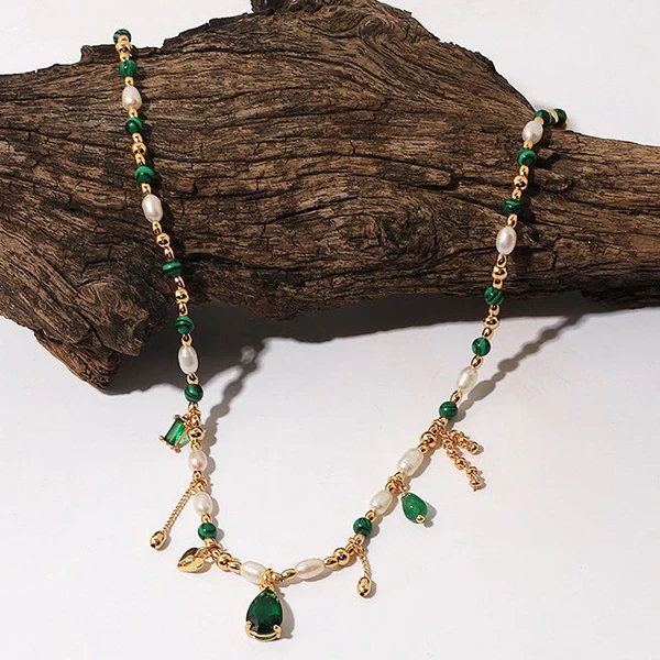 Collar vintage elegante con borlas de perla y esmeralda