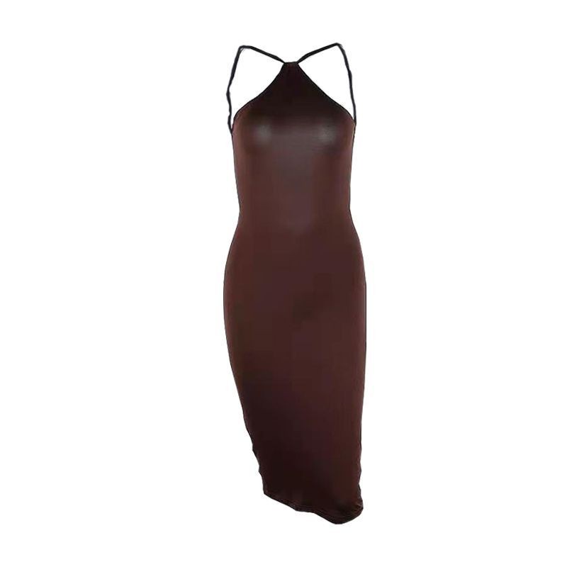 Vestido largo monocromático elegante con cuello halter