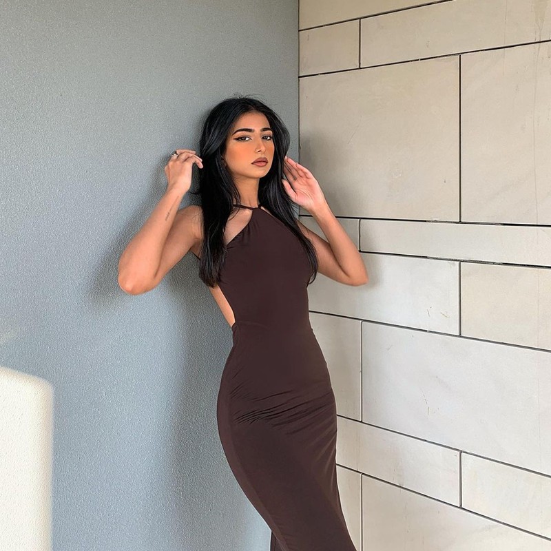 Vestido largo monocromático elegante con cuello halter
