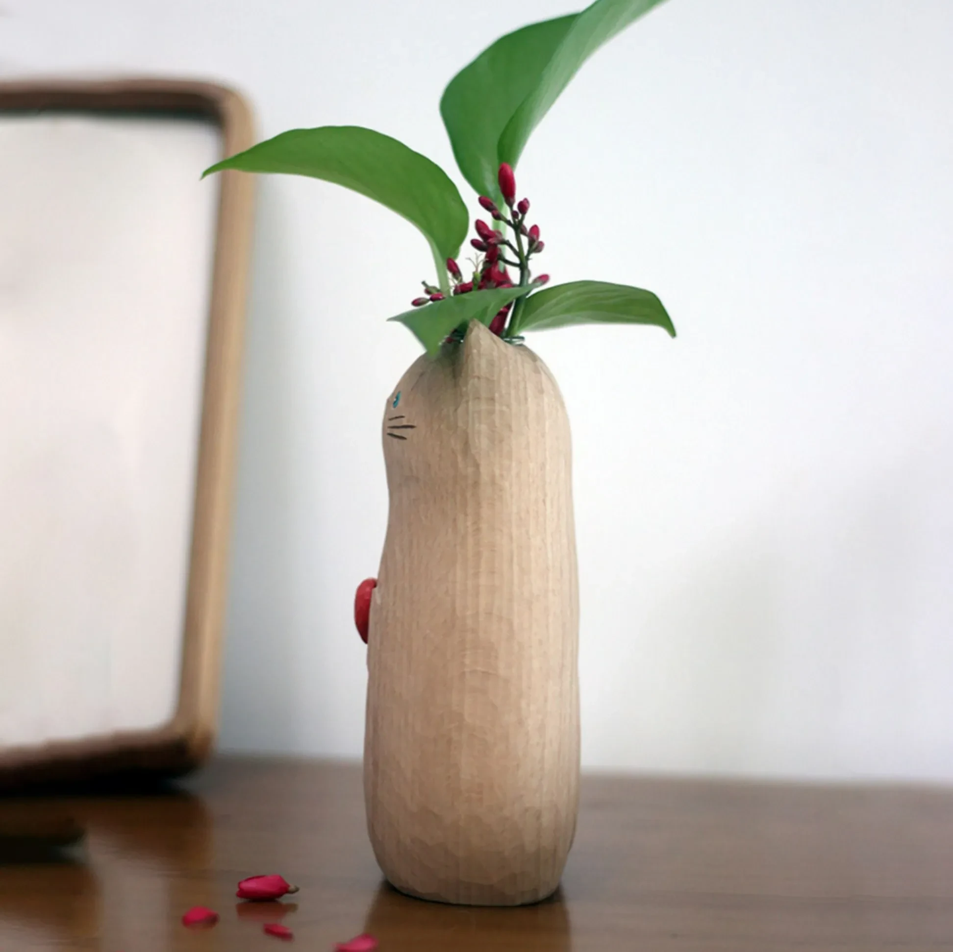 Jarrón de madera con forma de gato hecho a mano