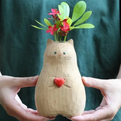 Jarrón de madera con forma de gato hecho a mano