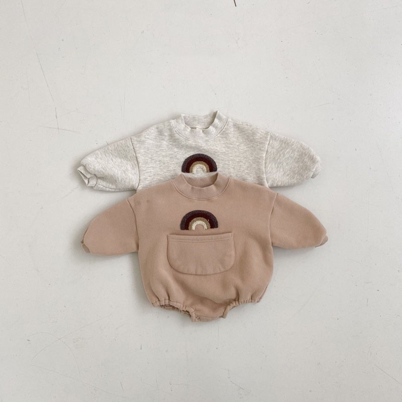 Sudadera elegante de arcoíris en tonos neutros para niños pequeños