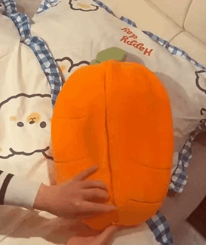 Conejito de fresa transformado en conejito de peluche de frutas