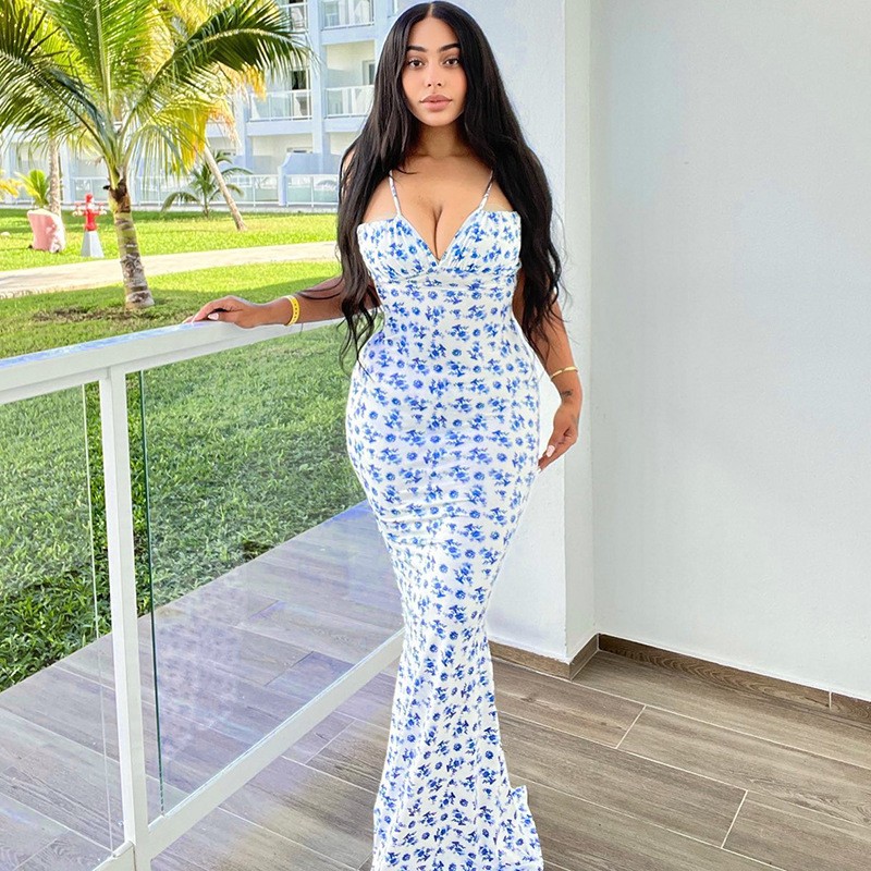Elegancia en flor: Vestido largo sin espalda con cordones y estampado floral de verano