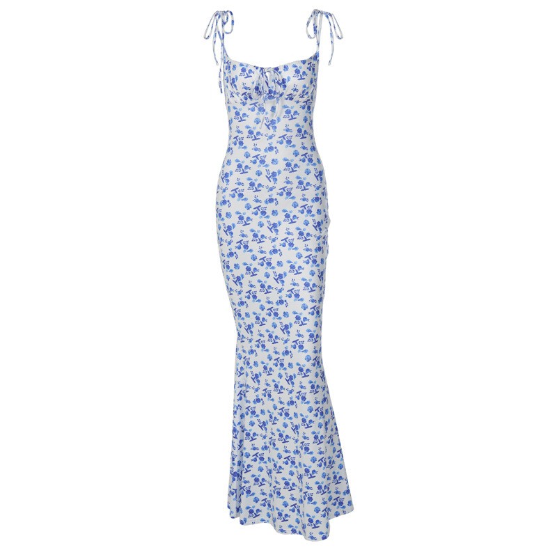 Elegancia en flor: Vestido largo sin espalda con cordones y estampado floral de verano