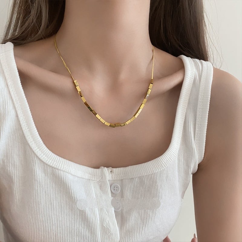 Collar de cuentas cuadradas de hilo