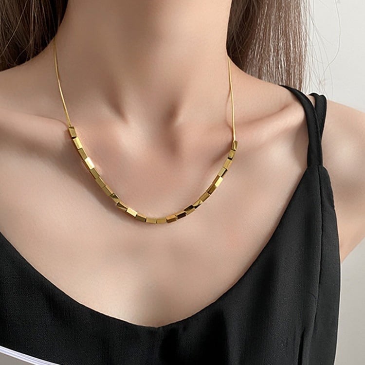Collar de cuentas cuadradas de hilo