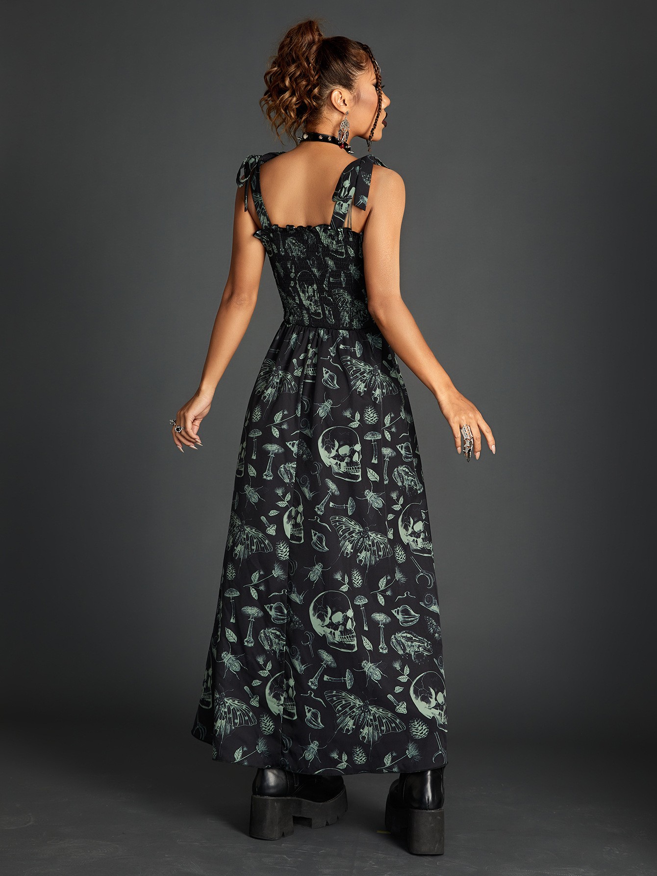Vestido Noir Elegance con corsé y cordones