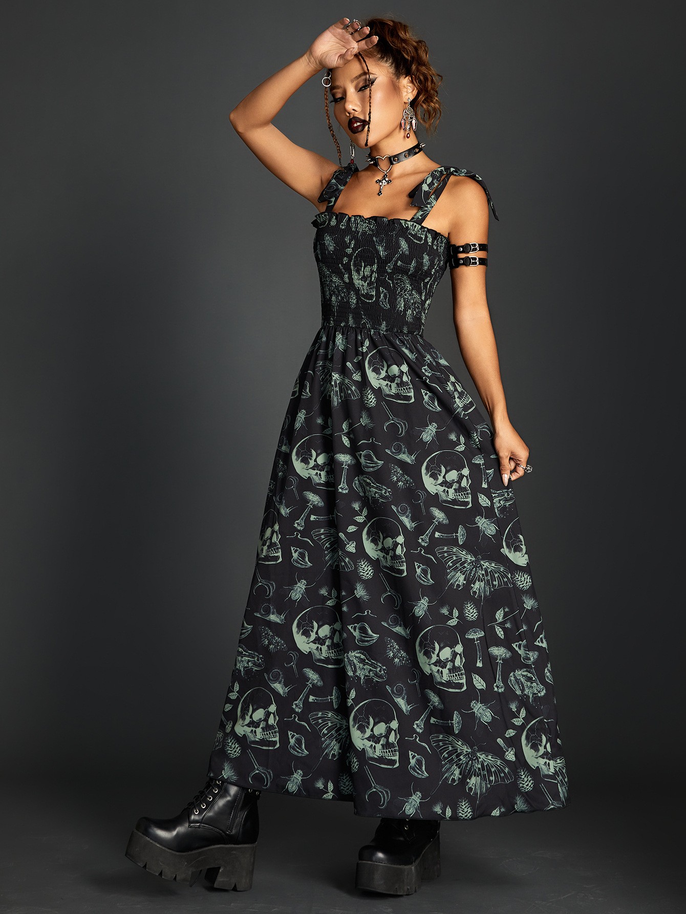 Vestido Noir Elegance con corsé y cordones